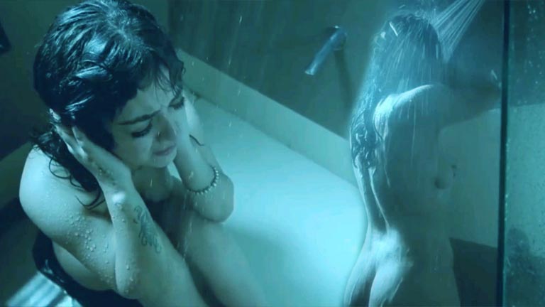 Extremely Sexy Babe Fully Nude in Shower 